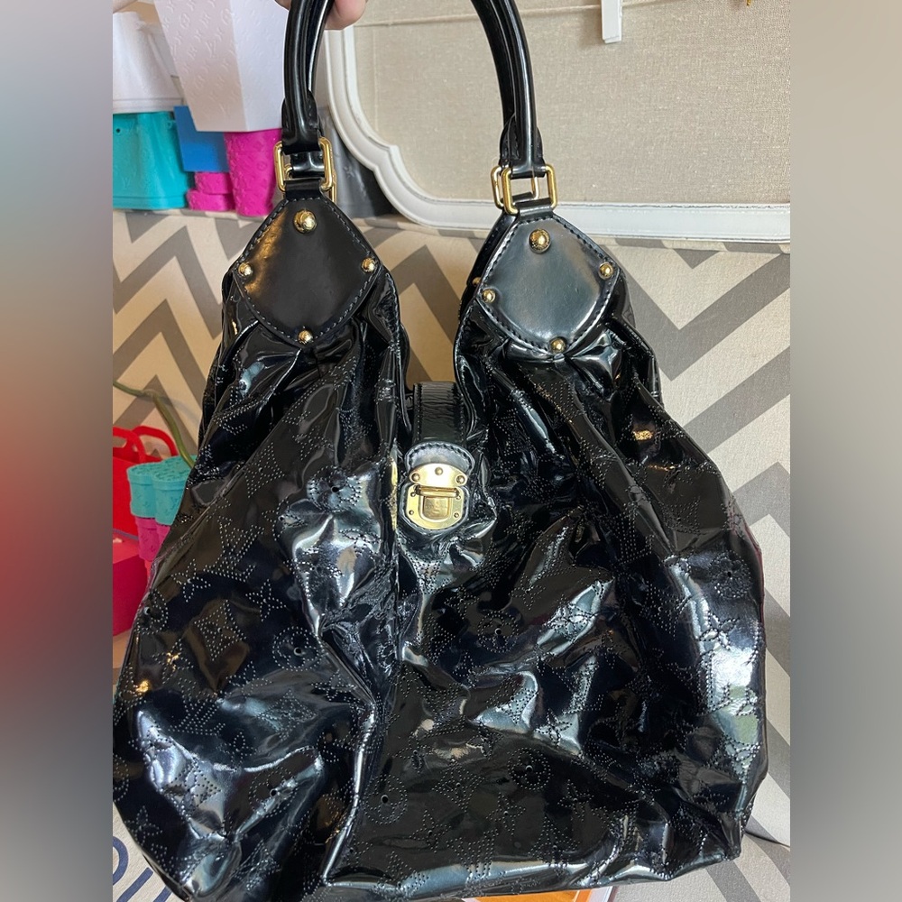 Auth Louis Vuitton Patent Mahina Black Leather Surya XL Hobo